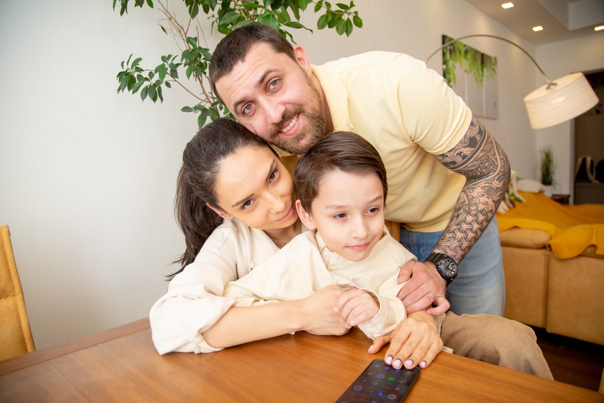 Familia con su hijo — crédito tributario por hijos del IRS