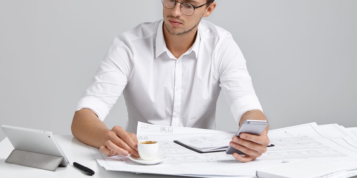 Trabajador por cuenta propia revisando sus papeles